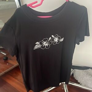 Cute cropped tshirt with Hawaiian flowers! Perfect for the summer!